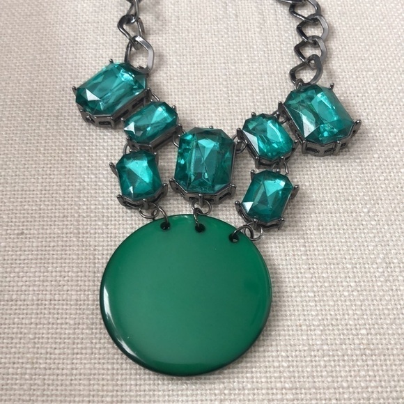 Green Statement Necklace - Picture 3 of 6